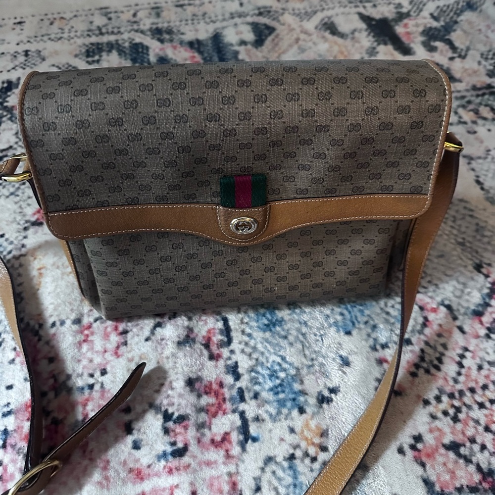 Authentic Gucci Tan Leather Interior with Zip Pocket. Have paperwork